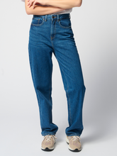 Carregar imagem no visualizador da galeria, The Original Performance Mom Jeans - Medium Blue Denim - TeeShoppen - Blue 5
