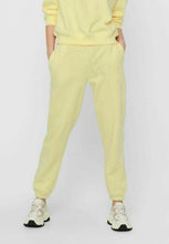 Carregar imagem no visualizador da galeria, Comfy sweatpants - Pastel yellow - ONLY - Yellow
