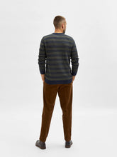 Carregar imagem no visualizador da galeria, Alfie Crewneck - Forest Night - Selected Homme - Blue 3
