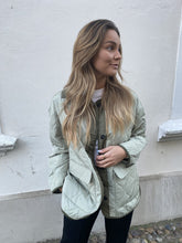 Carregar imagem no visualizador da galeria, Charlee Oversize Quilt Jacket - Green - ONLY - Green 2
