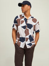 Carregar imagem no visualizador da galeria, Abstract Geo Resort Short Sleeved Shirt - Rain Drum - Jack &amp; Jones - Brown
