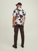 Carregar imagem no visualizador da galeria, Abstract Geo Resort Short Sleeved Shirt - Rain Drum - Jack &amp; Jones - Brown 6
