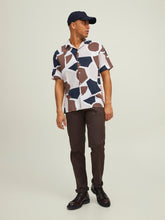 Carregar imagem no visualizador da galeria, Abstract Geo Resort Short Sleeved Shirt - Rain Drum - Jack &amp; Jones - Brown 5
