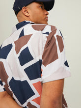 Carregar imagem no visualizador da galeria, Abstract Geo Resort Short Sleeved Shirt - Rain Drum - Jack &amp; Jones - Brown 3
