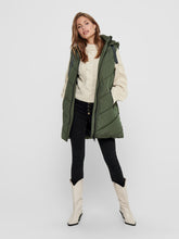 Cargar imagen en el visor de la galería, Skylar Padded Hood Vest - Forest Night - Jacqueline de Yong - Green 2
