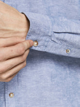 Carregar imagem no visualizador da galeria, Summer Shirt - Faded Denim - Jack &amp; Jones - Blue 3
