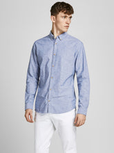 Carregar imagem no visualizador da galeria, Summer Shirt - Faded Denim - Jack &amp; Jones - Blue 4
