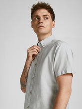 Carregar imagem no visualizador da galeria, JJ Summer Shirt - Crockery - Jack &amp; Jones - Grey 3
