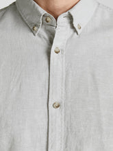 Carregar imagem no visualizador da galeria, JJ Summer Shirt - Crockery - Jack &amp; Jones - Grey 2
