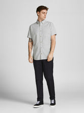 Carregar imagem no visualizador da galeria, JJ Summer Shirt - Crockery - Jack &amp; Jones - Grey 5
