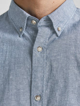 Carregar imagem no visualizador da galeria, JJ Summer Shirt - Faded Denim - Jack &amp; Jones - Blue 2
