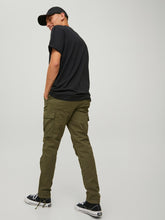 Carregar imagem no visualizador da galeria, Space Tucker Pants - Olive Night - Jack &amp; Jones - Green 4
