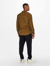 Cargar imagen en el visor de la galería, Nigel Organic Reg Shirt - Monks Robe - Only &amp; Sons - Brown 2
