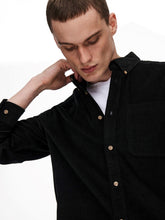 Cargar imagen en el visor de la galería, Nigel Organic Reg Shirt - Black - Only &amp; Sons - Black 3
