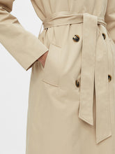 Carregar imagem no visualizador da galeria, Clara Trenchcoat - Humus - Object - Khaki 3
