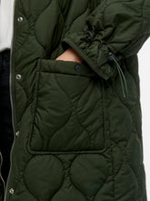 Carregar imagem no visualizador da galeria, Line Quilted Coat - Duffel Bag - Object - Green 2
