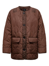 Carregar imagem no visualizador da galeria, Charlee Oversize Quilt Jacket - Cub - ONLY - Brown
