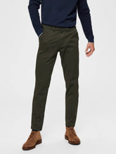 Load image into Gallery viewer, Miles Flex chino pant - Dark Green (organic cotton) - Selected Homme - Green
