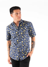 Cargar imagen en el visor de la galería, Printed short-sleeved shirt - Navy - Only &amp; Sons - Blue 3
