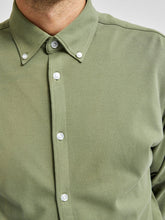 Cargar imagen en el visor de la galería, Slim fit shirt in organic cotton - Green - Selected Homme - Green 3
