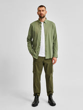 Cargar imagen en el visor de la galería, Slim fit shirt in organic cotton - Green - Selected Homme - Green 4
