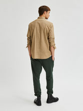 Cargar imagen en el visor de la galería, Rick Flex Shirt - Teak - Selected Homme - Khaki 3
