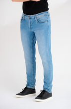 Carregar imagem no visualizador da galeria, The Original Performance Jeans (Slim) - Light Blue Denim - TeeShoppen - Blue 6
