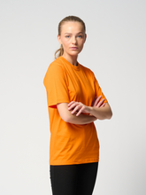 Cargar imagen en el visor de la galería, Oversized t-shirt - Orange - TeeShoppen - Orange 2
