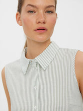 Carregar imagem no visualizador da galeria, Oca Sleeveless Shirt - Sage - Vero Moda - Green 2
