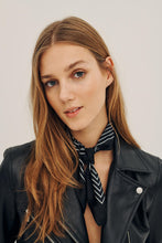 Afbeelding in Gallery-weergave laden, Diora Silk Scarf - Black - VILA - Black 2
