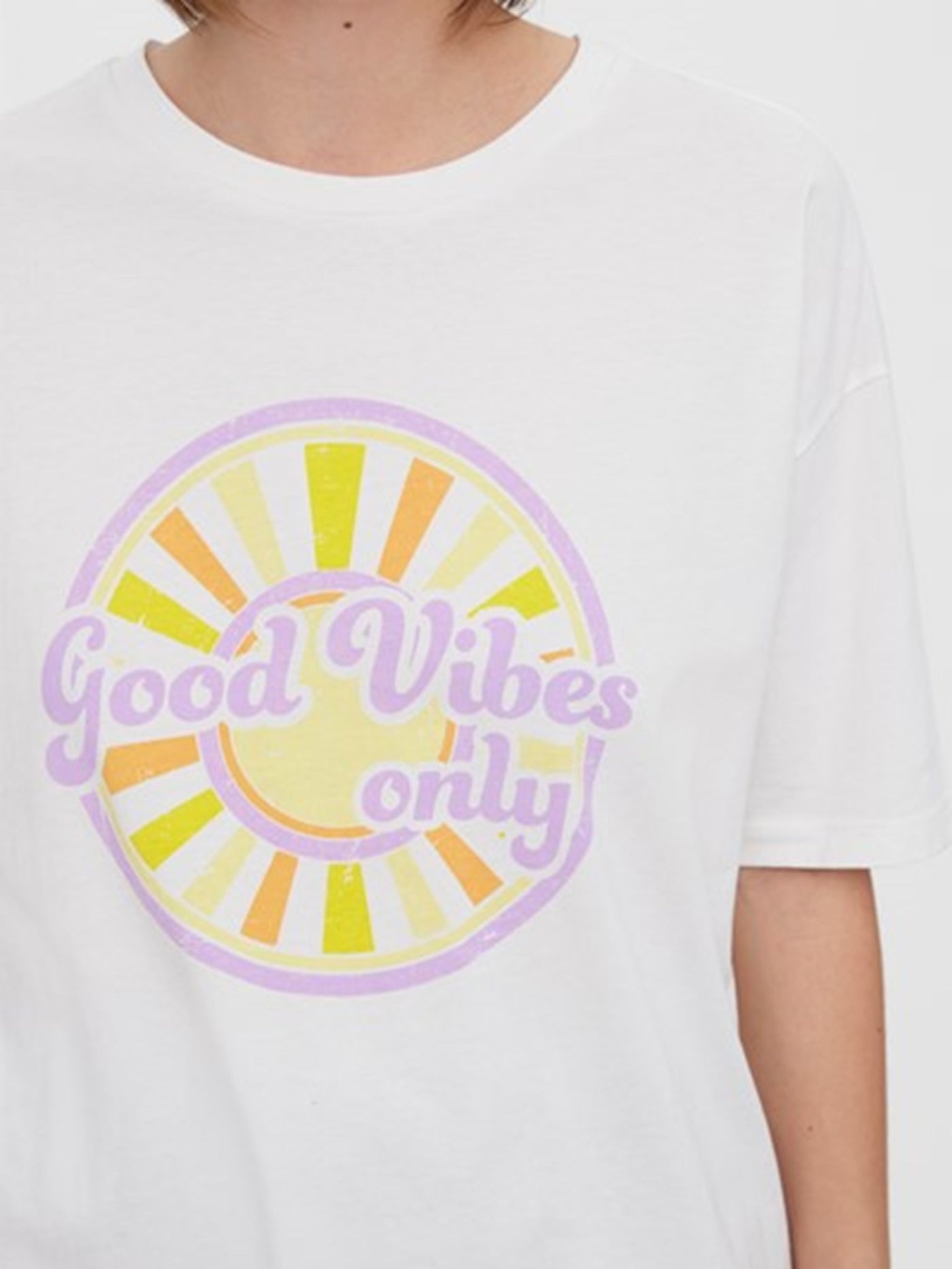 Fia Cody Long Top - White: Good Vibes Only - Vero Moda - White 2