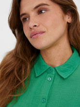 Cargar imagen en el visor de la galería, Natali 3/4 overshirt - Holly Green - Vero Moda - Green 2
