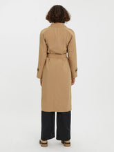 Carregar imagem no visualizador da galeria, Tessa Long Trenchcoat - Tigers Eye - Vero Moda - Khaki 4
