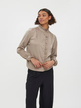 Carregar imagem no visualizador da galeria, Adjure Shirt - Roasted Cashew - Vero Moda - Khaki
