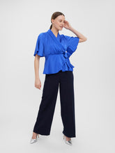 Charger l&#39;image dans la galerie, Amalia Wrap Top - Dazzling Blue - Vero Moda - Blue 3
